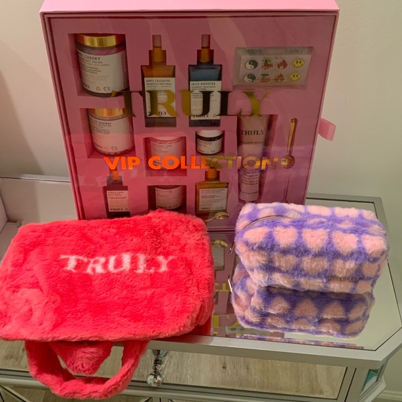 Truly VIP Collection beauty bundle with two free bags - Picture 11 of 11